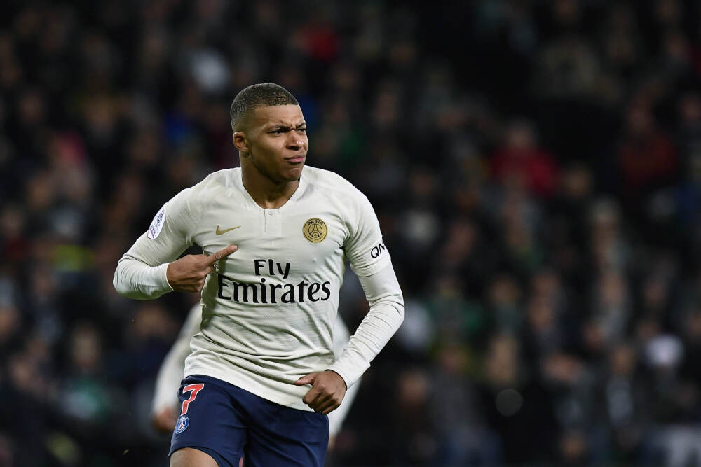 心情不错！哈维·阿隆索与妻子度假，开车出行